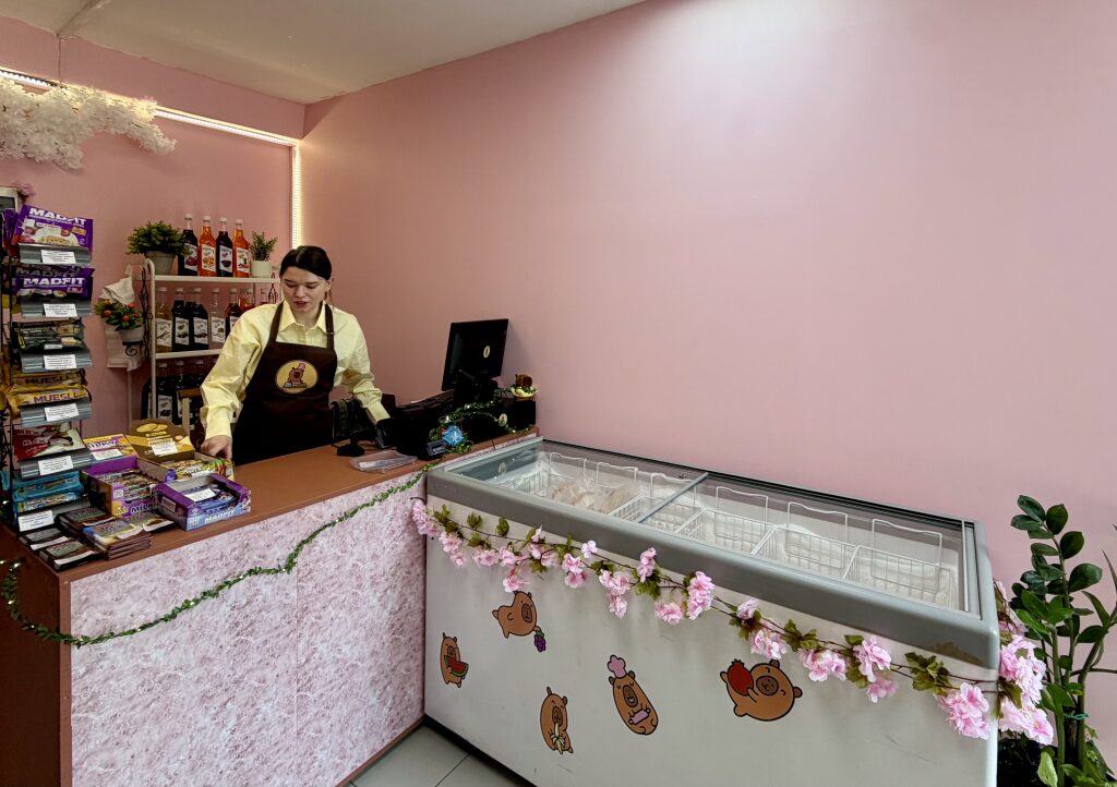 За прилавком магазина на Есенина